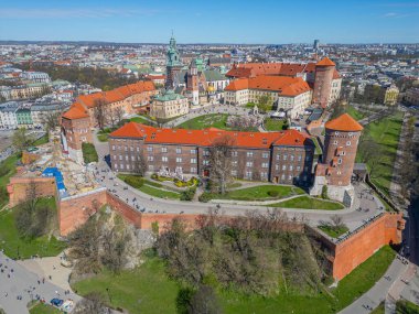 Wawel Kalesi 'nin Polonya şehri Krakow / Krakow' daki hava manzarası Vistula / Wisla nehrine yansıdı.
