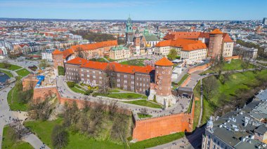 Wawel Kalesi 'nin Polonya şehri Krakow / Krakow' daki hava manzarası Vistula / Wisla nehrine yansıdı.