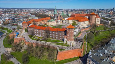 Wawel Kalesi 'nin Polonya şehri Krakow / Krakow' daki hava manzarası Vistula / Wisla nehrine yansıdı.