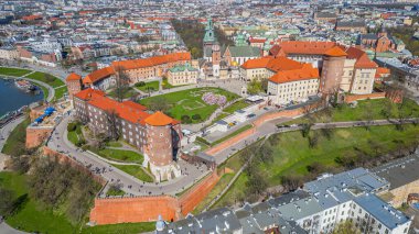 Wawel Kalesi 'nin Polonya şehri Krakow / Krakow' daki hava manzarası Vistula / Wisla nehrine yansıdı.