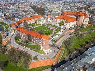 Wawel Kalesi 'nin Polonya şehri Krakow / Krakow' daki hava manzarası Vistula / Wisla nehrine yansıdı.