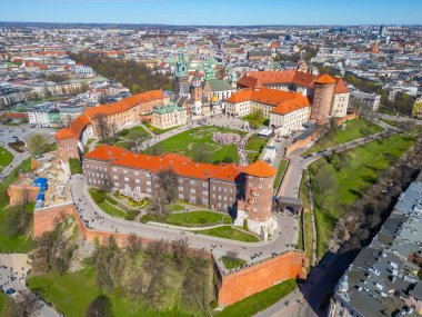 Wawel Kalesi 'nin Polonya şehri Krakow / Krakow' daki hava manzarası Vistula / Wisla nehrine yansıdı.