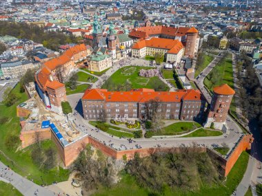 Wawel Kalesi 'nin Polonya şehri Krakow / Krakow' daki hava manzarası Vistula / Wisla nehrine yansıdı.