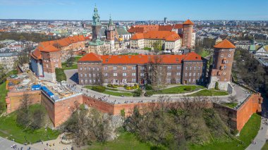 Wawel Kalesi 'nin Polonya şehri Krakow / Krakow' daki hava manzarası Vistula / Wisla nehrine yansıdı.