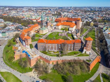 Wawel Kalesi 'nin Polonya şehri Krakow / Krakow' daki hava manzarası Vistula / Wisla nehrine yansıdı.