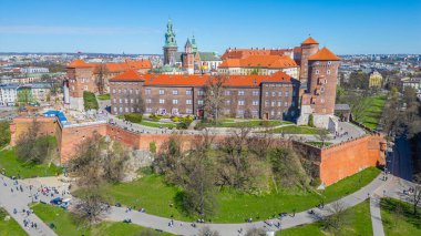 Wawel Kalesi 'nin Polonya şehri Krakow / Krakow' daki hava manzarası Vistula / Wisla nehrine yansıdı.
