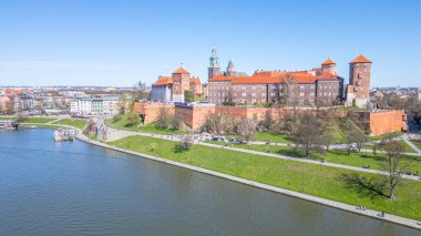Wawel Kalesi 'nin Polonya şehri Krakow / Krakow' daki hava manzarası Vistula / Wisla nehrine yansıdı.