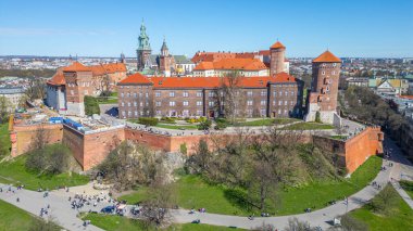 Wawel Kalesi 'nin Polonya şehri Krakow / Krakow' daki hava manzarası Vistula / Wisla nehrine yansıdı.