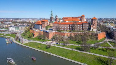 Wawel Kalesi 'nin Polonya şehri Krakow / Krakow' daki hava manzarası Vistula / Wisla nehrine yansıdı.