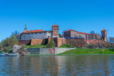 Polonya 'nın Krakow / Krakow kentindeki Wawel kalesi Vistula / Wisla nehrine yansıdı.