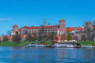 Polonya 'nın Krakow / Krakow kentindeki Wawel kalesi Vistula / Wisla nehrine yansıdı.