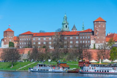 Polonya 'nın Krakow / Krakow kentindeki Wawel kalesi Vistula / Wisla nehrine yansıdı.