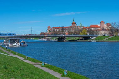 Polonya 'nın Krakow / Krakow kentindeki Wawel kalesi Vistula / Wisla nehrine yansıdı.