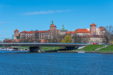 Polonya 'nın Krakow / Krakow kentindeki Wawel kalesi Vistula / Wisla nehrine yansıdı.