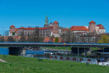 Polonya 'nın Krakow / Krakow kentindeki Wawel kalesi Vistula / Wisla nehrine yansıdı.