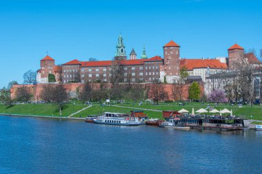 Polonya 'nın Krakow / Krakow kentindeki Wawel kalesi Vistula / Wisla nehrine yansıdı.