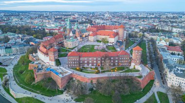 Wawel Kalesi 'nin Polonya şehri Krakow / Krakow' daki günbatımı görüntüsü Vistula / Wisla nehrine yansıdı.