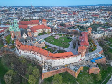 Wawel Kalesi 'nin Polonya şehri Krakow / Krakow' daki günbatımı görüntüsü Vistula / Wisla nehrine yansıdı.
