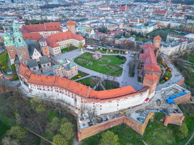Wawel Kalesi 'nin Polonya şehri Krakow / Krakow' daki günbatımı görüntüsü Vistula / Wisla nehrine yansıdı.