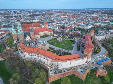 Wawel Kalesi 'nin Polonya şehri Krakow / Krakow' daki günbatımı görüntüsü Vistula / Wisla nehrine yansıdı.