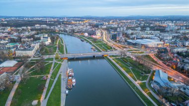 Polonya 'da Krakow / Krakow' da Vistula nehri üzerinde gün batımı...