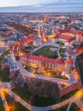 Wawel Kalesi 'nin Polonya şehri Krakow / Krakow' daki günbatımı görüntüsü Vistula / Wisla nehrine yansıdı.
