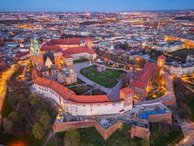 Wawel Kalesi 'nin Polonya şehri Krakow / Krakow' daki günbatımı görüntüsü Vistula / Wisla nehrine yansıdı.