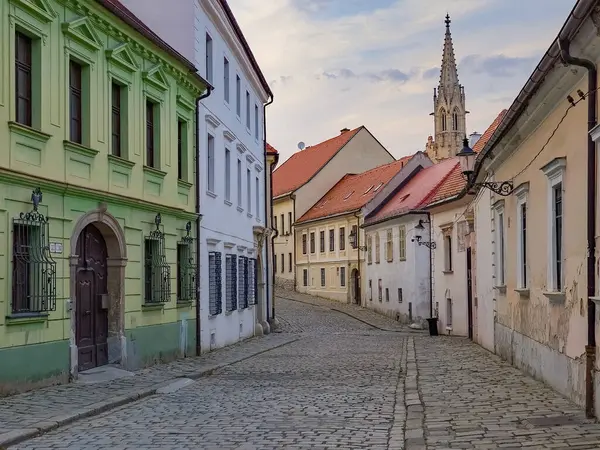 Eski Bratislava, Slovakya 'daki bir caddenin günbatımı manzarası.