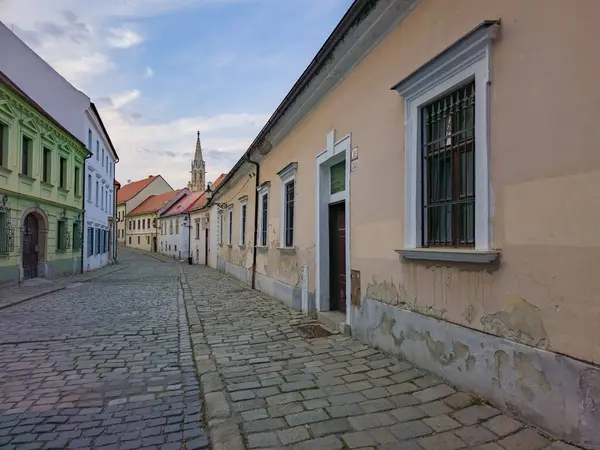 Eski Bratislava, Slovakya 'daki bir caddenin günbatımı manzarası.