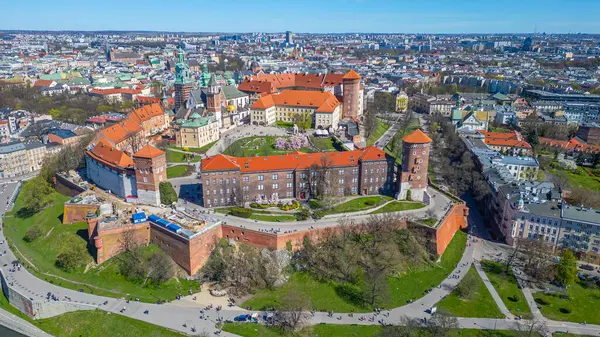 Wawel Kalesi 'nin Polonya şehri Krakow / Krakow' daki hava manzarası Vistula / Wisla nehrine yansıdı.