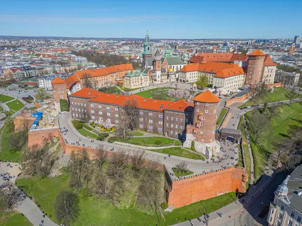 Wawel Kalesi 'nin Polonya şehri Krakow / Krakow' daki hava manzarası Vistula / Wisla nehrine yansıdı.