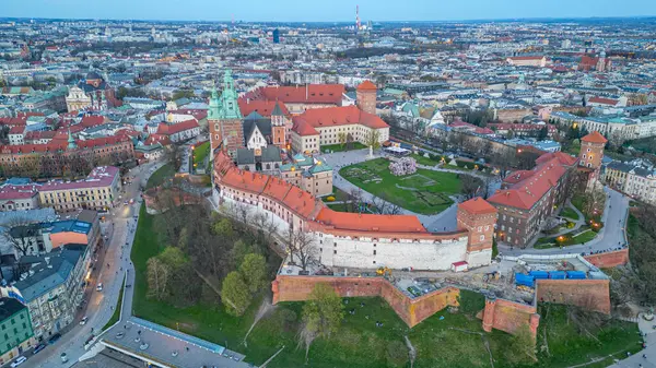 Wawel Kalesi 'nin Polonya şehri Krakow / Krakow' daki günbatımı görüntüsü Vistula / Wisla nehrine yansıdı.
