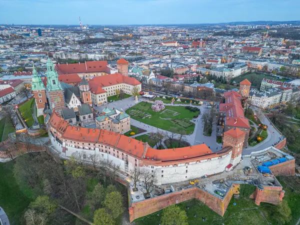 Wawel Kalesi 'nin Polonya şehri Krakow / Krakow' daki günbatımı görüntüsü Vistula / Wisla nehrine yansıdı.