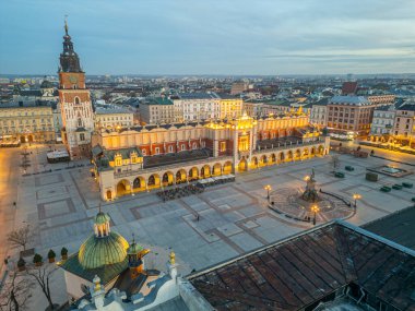 Polonyalı şehir Cracow / Krakow 'da güzel bir pazar yeri olan Rynek parlayan ana meydanının gün doğumu manzarası...
