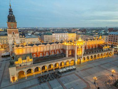 Polonyalı şehir Cracow / Krakow 'da güzel bir pazar yeri olan Rynek parlayan ana meydanının gün doğumu manzarası...