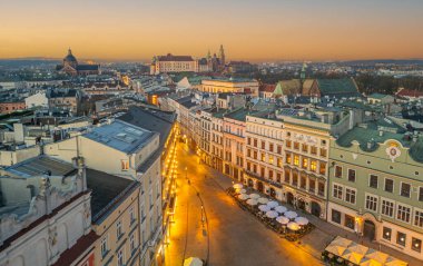 Krakow / Cracow, Polonya 'daki Grodzka Caddesi' nin Gündoğumu Panoraması.