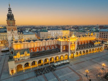 Polonyalı şehir Cracow / Krakow 'da güzel bir pazar yeri olan Rynek parlayan ana meydanının gün doğumu manzarası...
