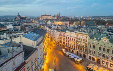 Krakow / Cracow, Polonya 'daki Grodzka Caddesi' nin Gündoğumu Panoraması.