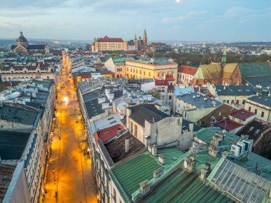 Krakow / Cracow, Polonya 'daki Grodzka Caddesi' nin Gündoğumu Panoraması.