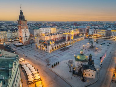 Polonyalı şehir Cracow / Krakow 'da güzel bir pazar yeri olan Rynek parlayan ana meydanının gün doğumu manzarası...