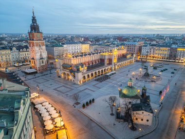 Polonyalı şehir Cracow / Krakow 'da güzel bir pazar yeri olan Rynek parlayan ana meydanının gün doğumu manzarası...