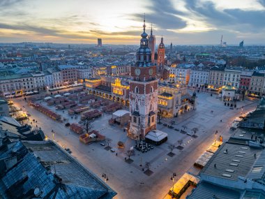 Saint Mary kilisesi ve Cracow / Krakow 'da güzel bir pazar yeri olan Rynek parlayan ana meydanının gün doğumu manzarası...