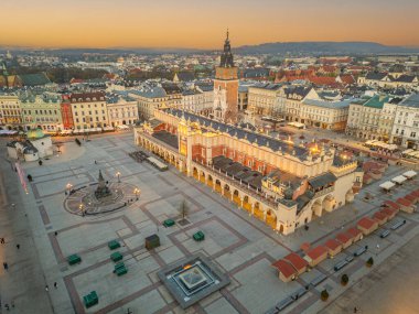 Polonyalı şehir Cracow / Krakow 'da güzel bir pazar yeri olan Rynek parlayan ana meydanının gün doğumu manzarası...