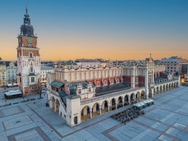 Polonyalı şehir Cracow / Krakow 'da güzel bir pazar yeri olan Rynek parlayan ana meydanının gün doğumu manzarası...
