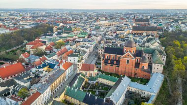 Wawel Kalesi 'nin Polonya şehri Krakow / Krakow' daki günbatımı görüntüsü Vistula / Wisla nehrine yansıdı.