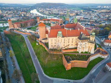 Wawel Kalesi 'nin Polonya şehri Krakow / Krakow' daki günbatımı görüntüsü Vistula / Wisla nehrine yansıdı.