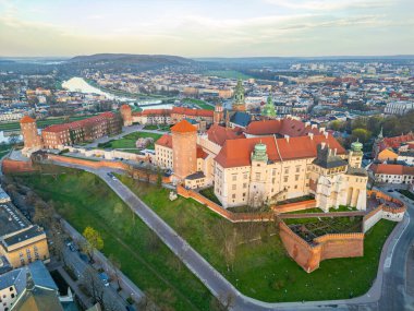 Wawel Kalesi 'nin Polonya şehri Krakow / Krakow' daki günbatımı görüntüsü Vistula / Wisla nehrine yansıdı.