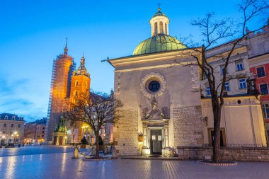 Cracow / Krakow 'daki Saint Adalbert Kilisesi' nin gece manzarası.