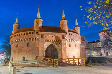 Polonya 'nın Krakow şehrindeki Barbikan kapısının gece görüşü...