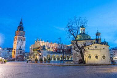 Krakow 'daki Sukiennice Pazar Yeri (Cloth Hall, Drapers' Hall) gece manzarası, Poland.IMAGE